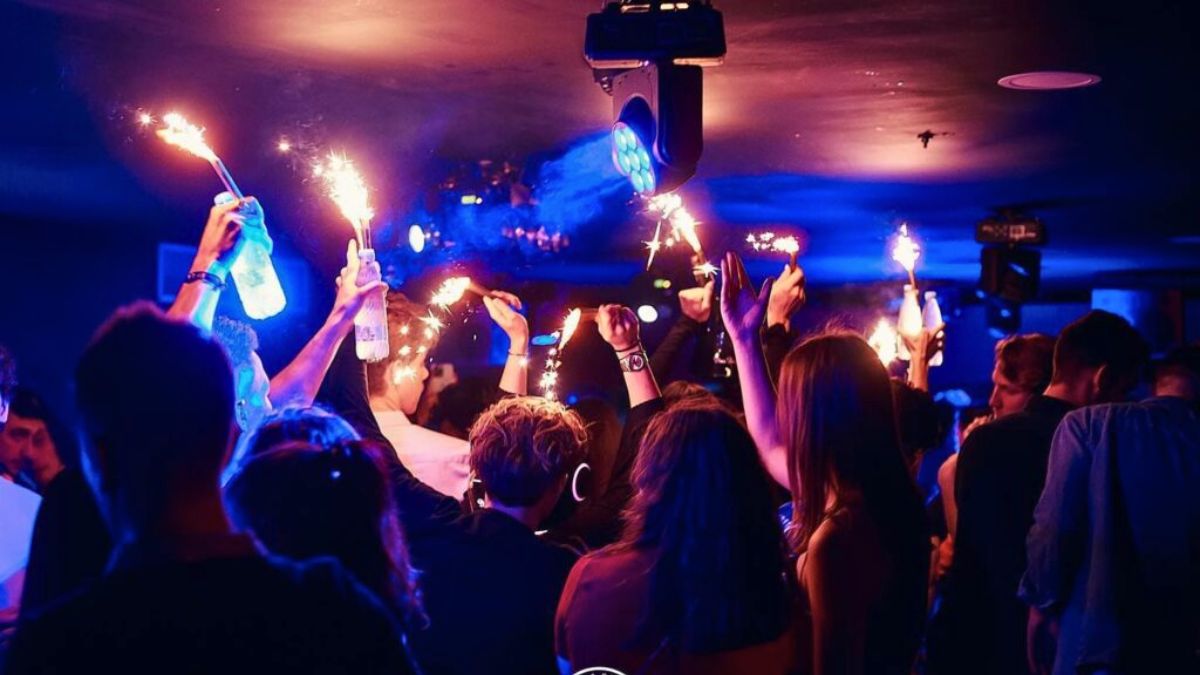 An Bord des Bootes von La Dame, einem beliebten Club in Bordeaux