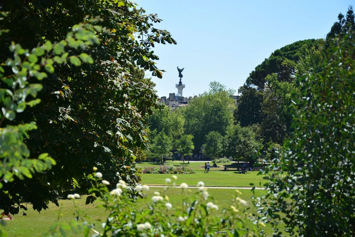 https://www.bordeaux-tourismus.de/sites/bordeaux_tourisme/files/styles/large/public/medias/widgets/misc/Parcs%20_%20jardins%20remarquables%20-%20Jardin%20public%20%C2%A9%20Sophie%20Duboscq.jpg.webp?itok=3uPVFDCg