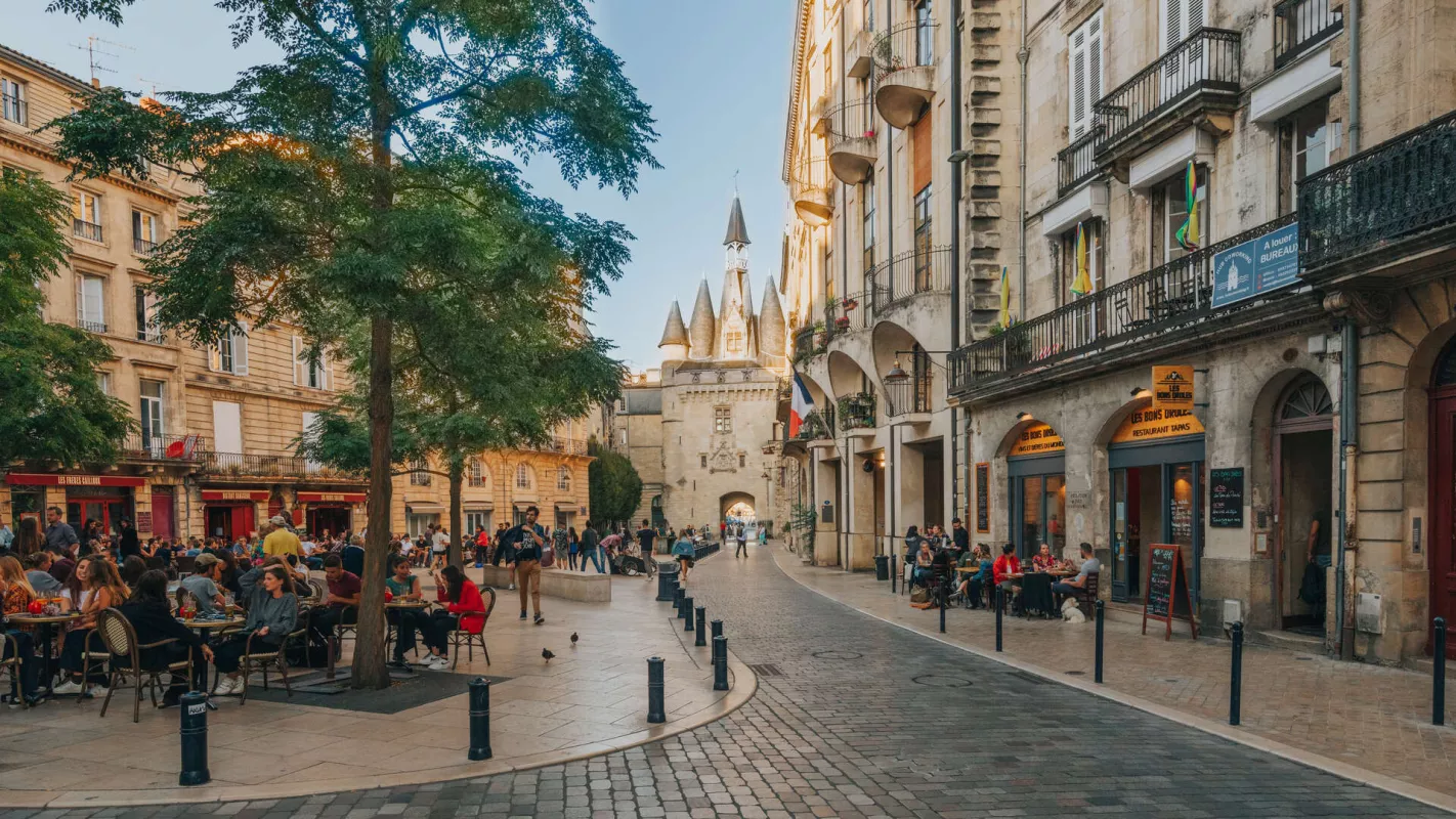 Place du Palais et la porte Cailhau