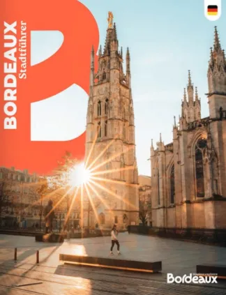Die Basilika Saint-Michel in Bordeaux in goldenem Sonnenlicht, mit orangefarbenem Tourismuslogo im Vordergrund und einer Person auf dem gepflasterten Platz.