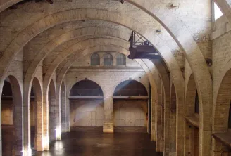 Innenraum des CAPC Museums für zeitgenössische Kunst in Bordeaux mit charakteristischen Backsteingewölben und Säulen eines umgebauten Industriegebäudes.