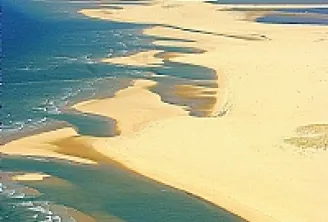 Luftaufnahme des Arcachon-Beckens mit goldenen Sandbänken, türkisem Wasser und gewundenen Kanälen entlang der Atlantikküste