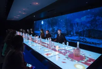 Futuristischer Speisesaal mit interaktivem leuchtendem Tisch, Panorama-Nachtansicht mit Mond und Bäumen auf Riesenbildschirm, Gäste auf beiden Seiten