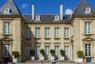 Fassade des Museums für Dekorative Künste und Design in Bordeaux, klassisches Steingebäude mit Mansardendächern, Sprossenfenstern und Garten mit Buchsbaumtopiarien