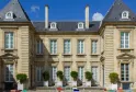 Fassade des Museums für Dekorative Künste und Design in Bordeaux, klassisches Steingebäude mit Mansardendächern, Sprossenfenstern und Garten mit Buchsbaumtopiarien